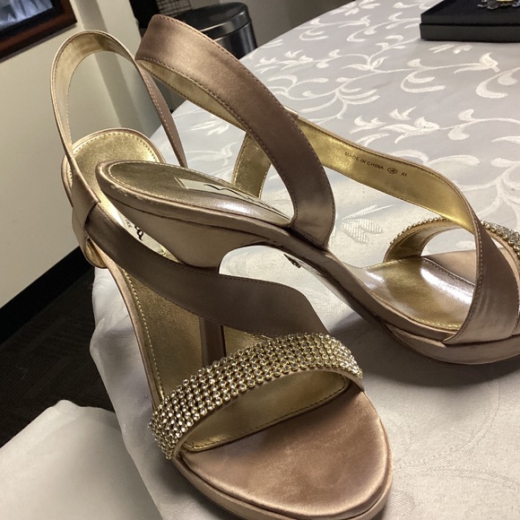 Nina NEW YORK GLORIA CHAMPAGNE CRYST HEELS BOXED SZ 9 - Picture 1 of 12